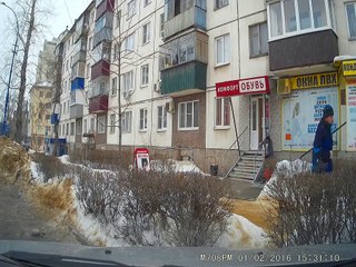 Une femme frole la mort a cause de la chute d’un bloc de glace