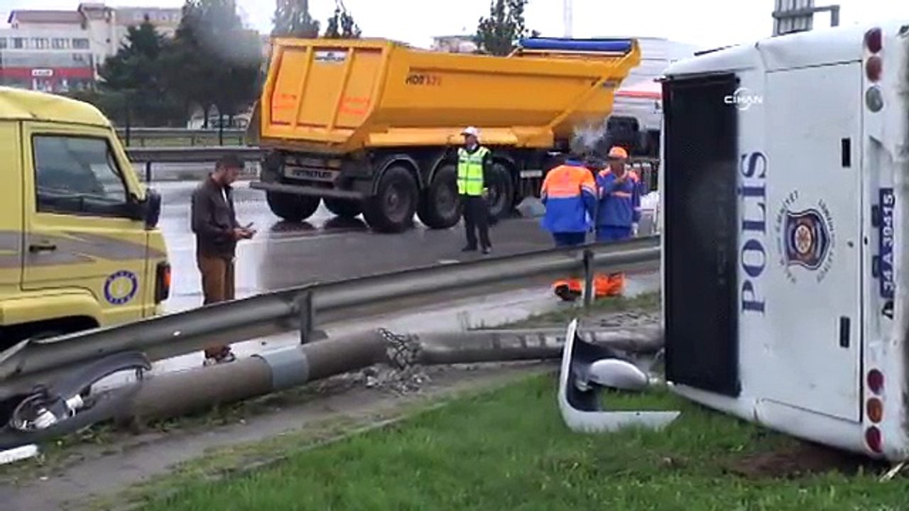 Çevik kuvvet aracı devrildi