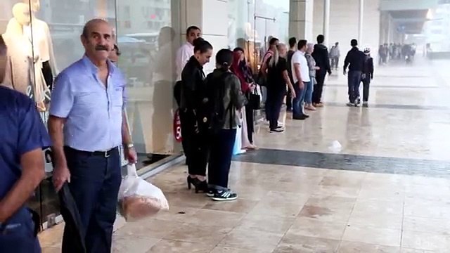 Antalya'da yarım saatlik yağmur hayatı felç etti