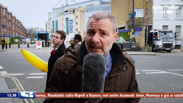 Un journaliste italien pète les plombs face à un emmerdeur avec une banane