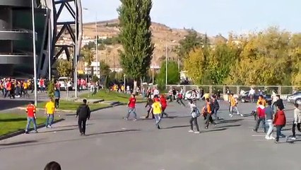 Kayserispor ile Fenerbahçe taraftarları taşlı sopalı kavga etti