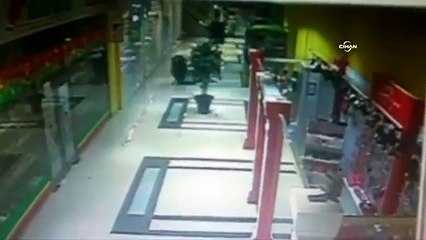 AVM'ye giren ayı çıkışı bulamayınca çılgına döndü