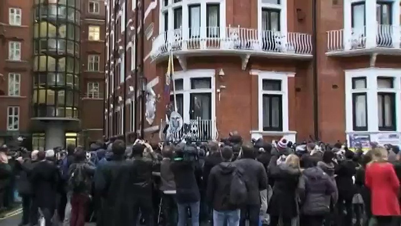 Julian Assange crie victoire sur le balcon de l'ambassade d'Equateur, à Londres
