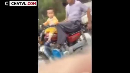 BEBÉ CONDUCIENDO UNA MOTO (360p)