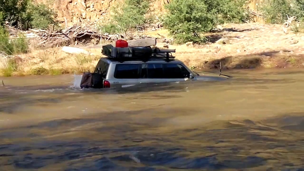Un Nissan Patrol tente de traverser une grosse rivière