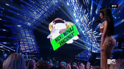 Télécharger la video: Nicki Minaj DISSES Miley Cyrus at 2015 MTV VMA | Hollyscoop News