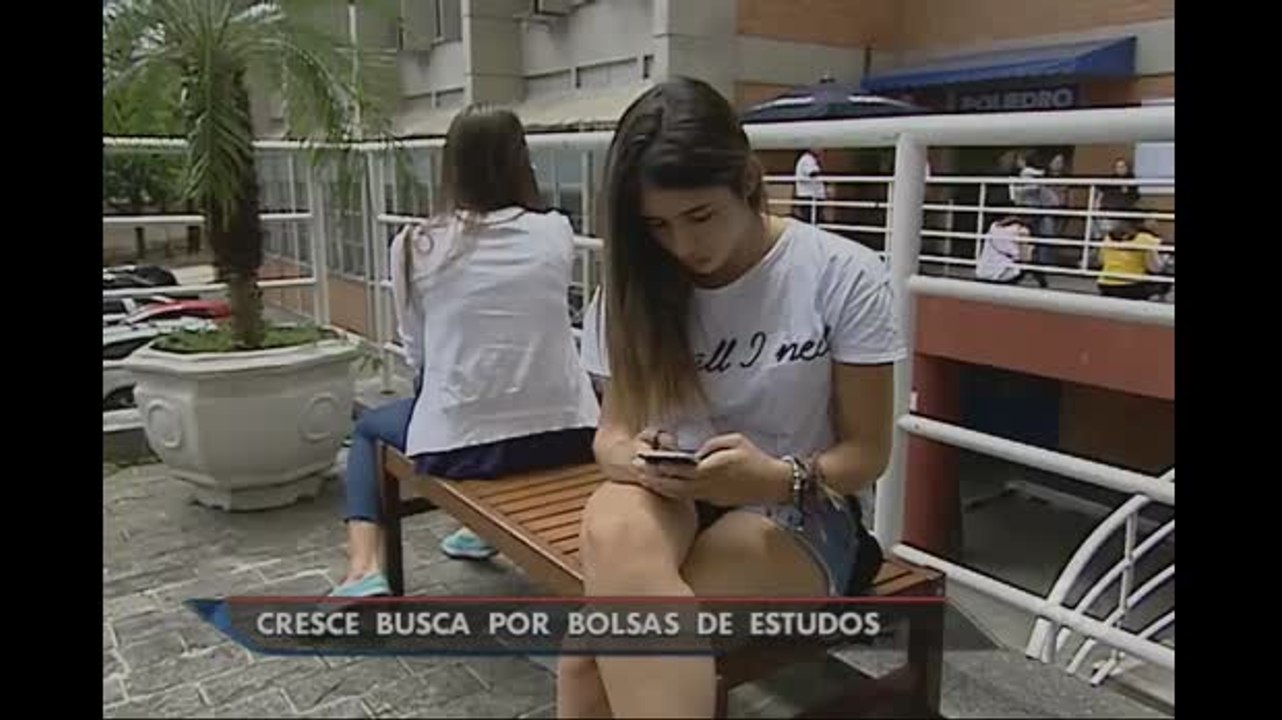 Em tempos de crise, cresce a busca por bolsas de estudos