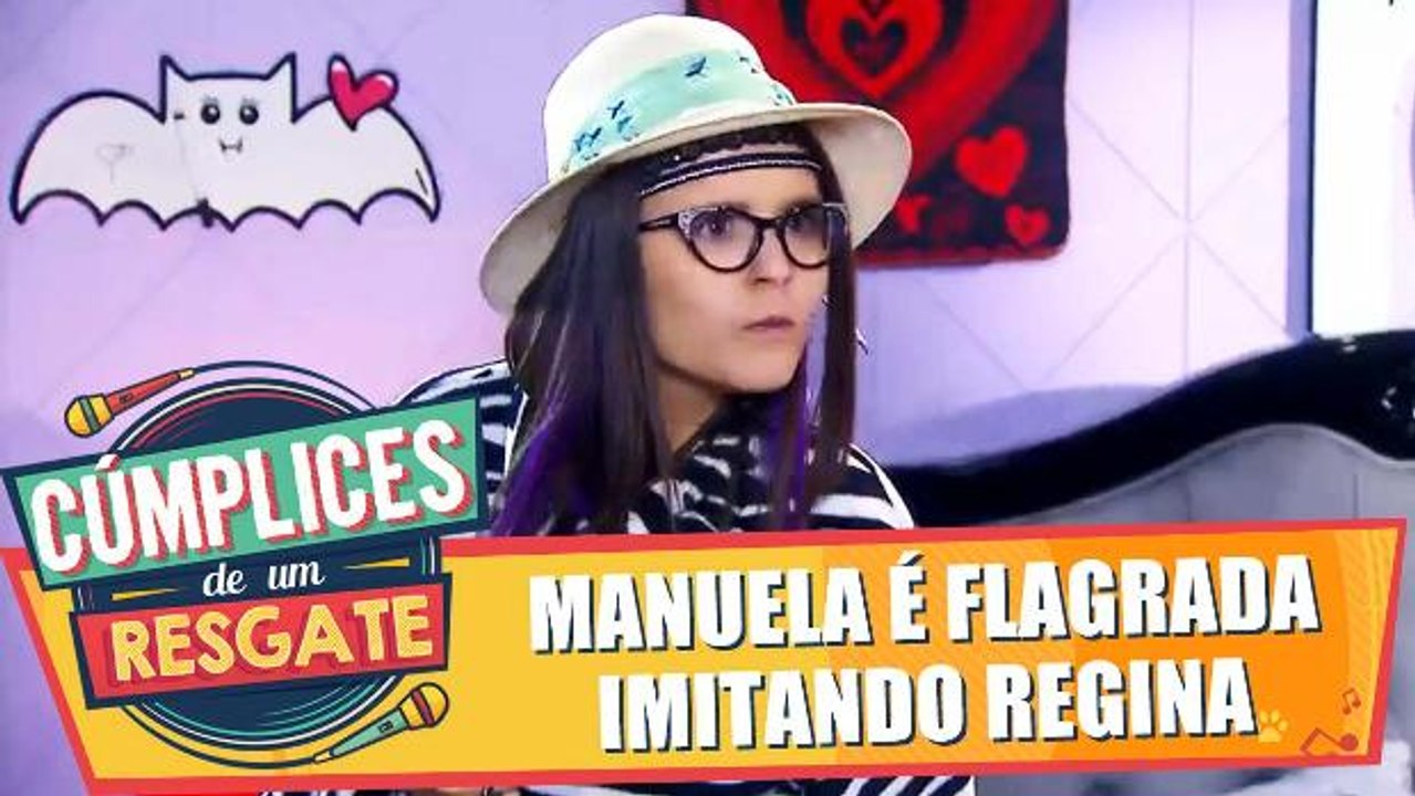 Manuela é flagrada imitando Regina