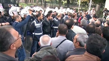 Polisler, patlama noktasına karanfil bırakmak isteyenleri engelledi