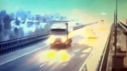 TIR köprüden nehre böyle uçtu