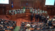 Kosova Meclisi'ne göz yaşartıcı gaz atıldı