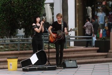 Carly Rae Jepsen fait la manche et joue dans la rue !