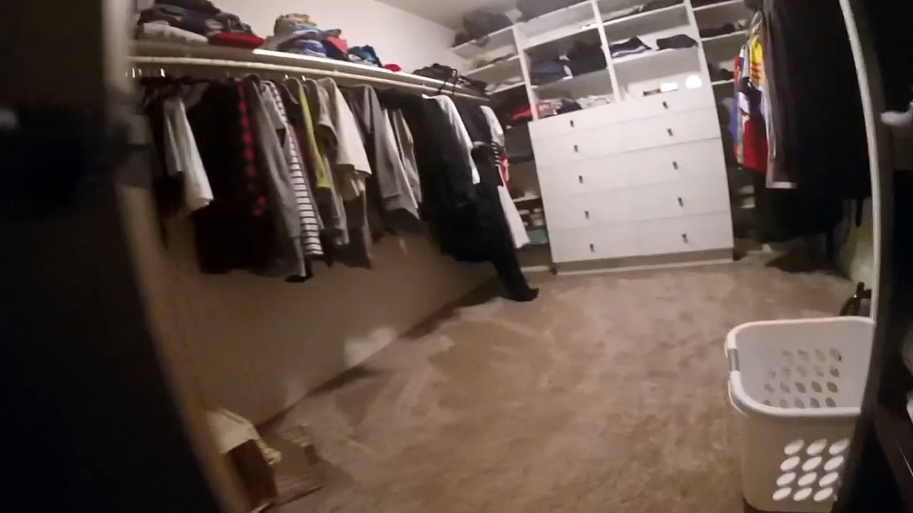 GoPro sur la tête d'un enfant pendant une partie de Cache Cache