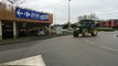Les agriculteurs bloquent les entrées de Carrefour