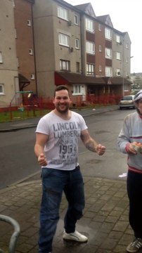 Pour 30 dollars il se casse 6 oeufs sur la tête... Raté!