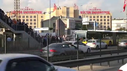 Metrobüs yolunda insan seli