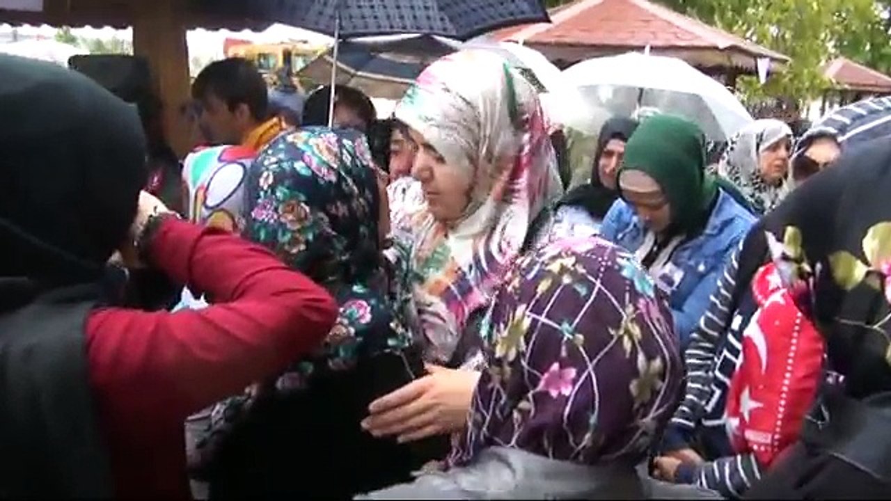 Şehidin eşi: Barış barış diyordunuz, kocamın kanı döküldü, hadi barışın artık