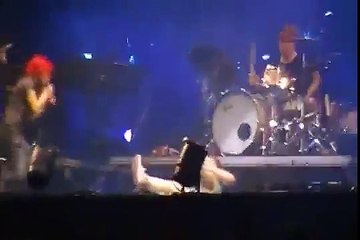 La réaction d'un groupe après la chute d'une fan