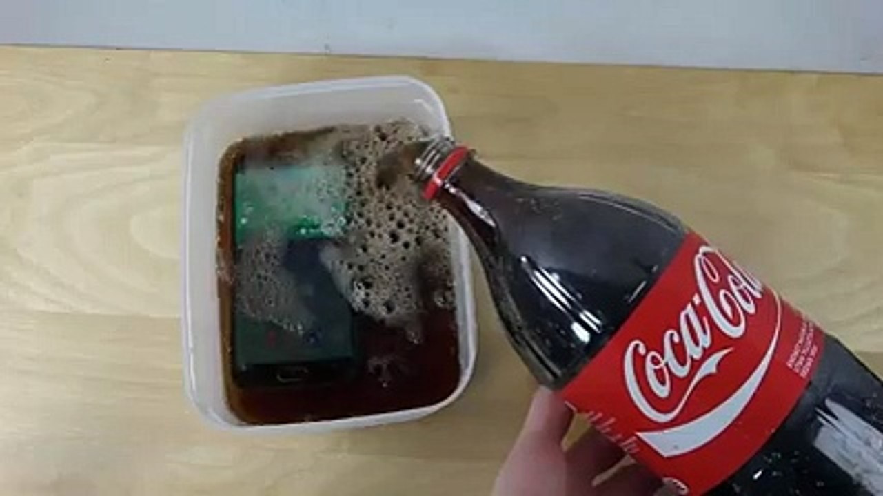 Samsung Galaxy S6'nın Üzerine Kola Dökülürse.. Yok Böyle Bir