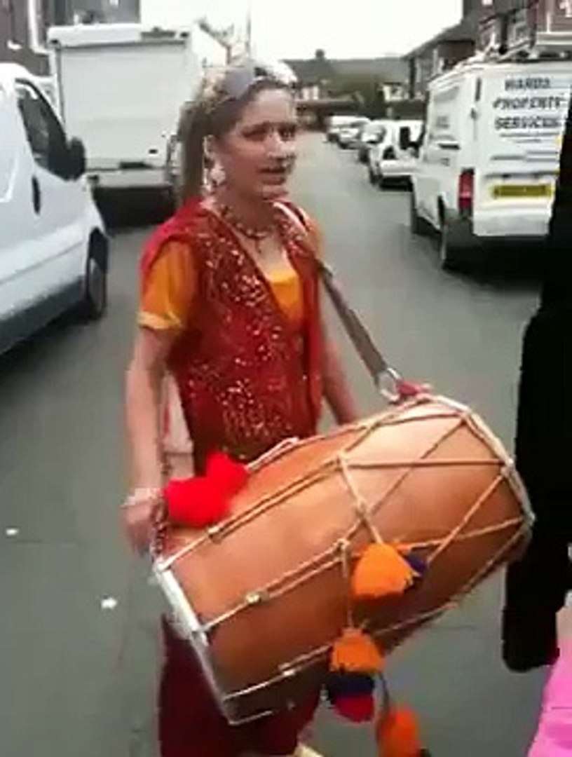 ⁣Punjabi Girl With Dhol on Rihana -Rude boy -