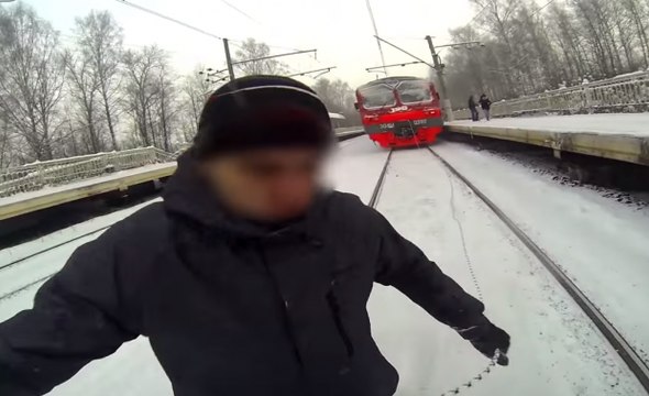 Il fait du ski tracté par un..... TRAIN !