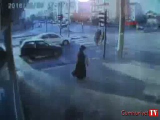 Ambulansa yol vermek isterken kaza yapınca korkup kaçtı