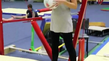Невероятно! Гимнаст забил 4 мяча подряд ногами в баскетбольное кольцо!