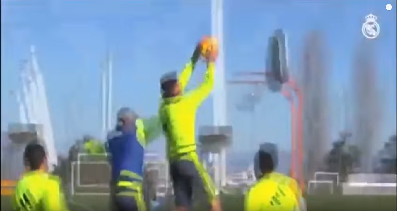 Cristiano Ronaldo Slam Dunk In Real Madrid Training!