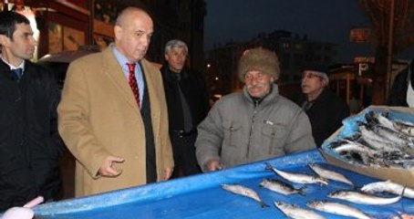 Acun Ilıcalı'nın Milletvekili Amcası, Vatandaşa Balık Dağıttı
