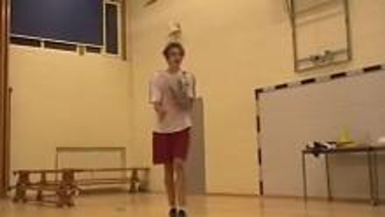 Swedish Football Freestyle - The Drag Play
