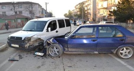 Kadın Sürücü, Ambulansa Yol Vermek İsterken Kaza Yaptı