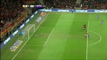 Insolite : le défenseur de Galatasaray Selçuk Inan marque un CSC plus beau que celui de N'koulou
