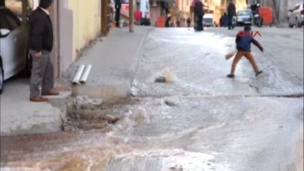 Islahiye' de Su Borusu Patladı, Tonlarca Su Yola Aktı