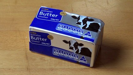 Il place un verre à l'envers sur du beurre, vous le remercierez pour cette brillante astuce!