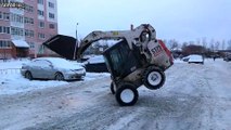 Ce conducteur d'engin de chantier est énorme - Bobcat dance