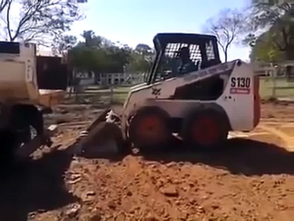 BOBCAT SUBIENDO A CAMIÓN (360p)