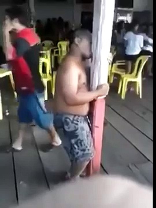 BORRACHO BESANDO POSTE (360p)