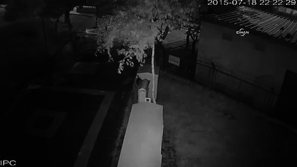 Parklardaki kayıt cihazlarını çalan şahıs kameraya yakalandı