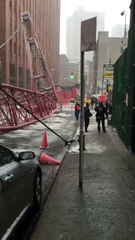 Download Video: EN DIRECT - Une grue s'effondre au coeur de New York: Plusieurs dizaines de voitures écrasées - Au moins deux morts