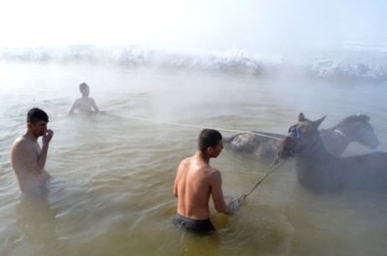 Dondurucu Soğukta Atlarla Kaplıca Keyfi