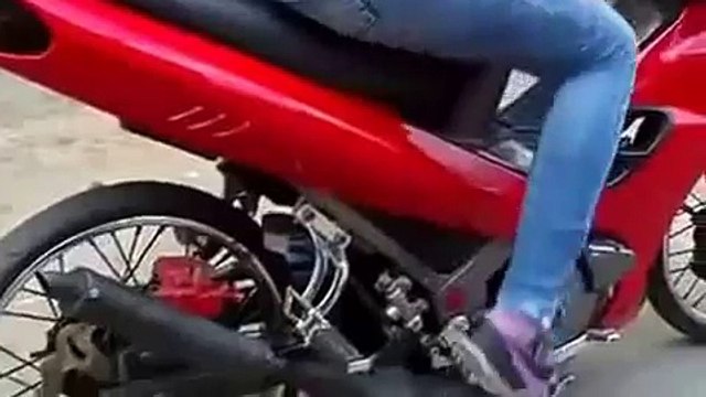 Девушка исполняет!