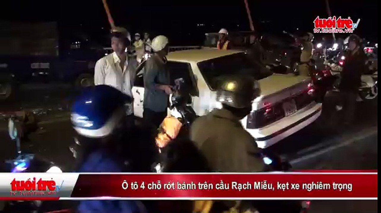 Ô tô 4 chỗ rớt bánh trên cầu Rạch Miễu, kẹt xe nghiêm trọng