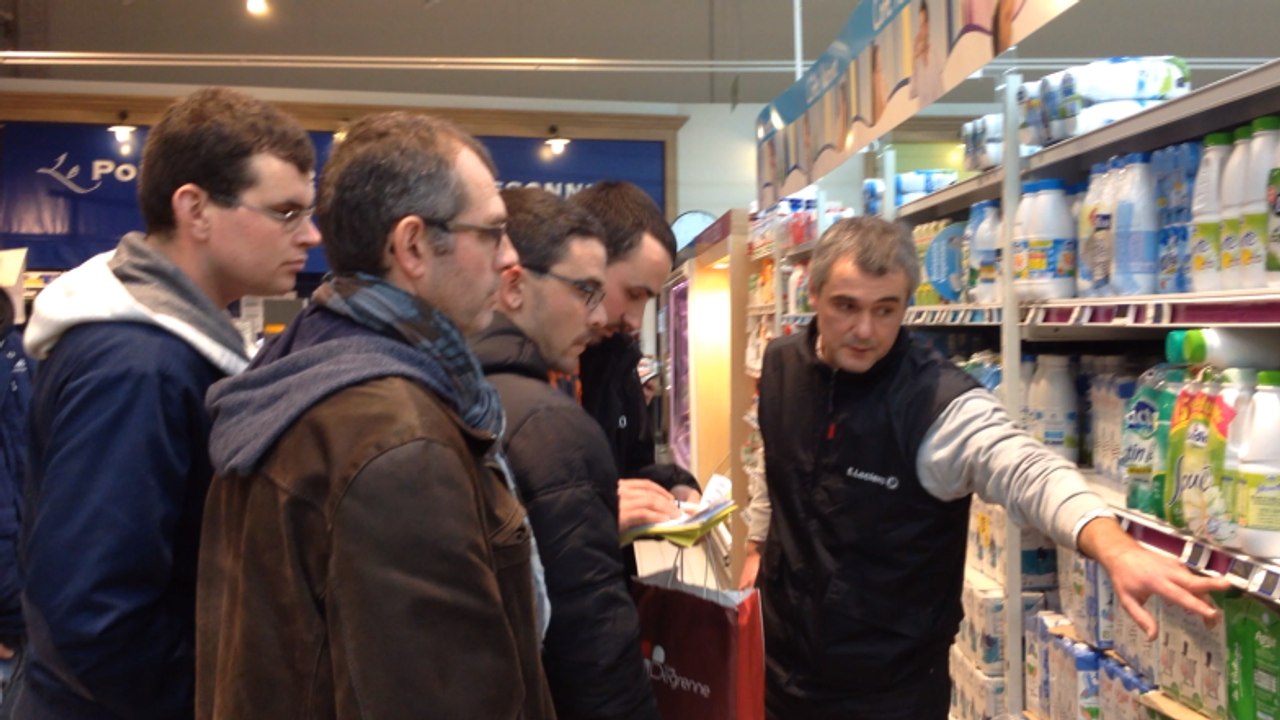 L'entrée du Leclerc bloquée par les agriculteurs