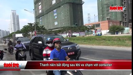 Thanh niên bất động sau khi va chạm với container