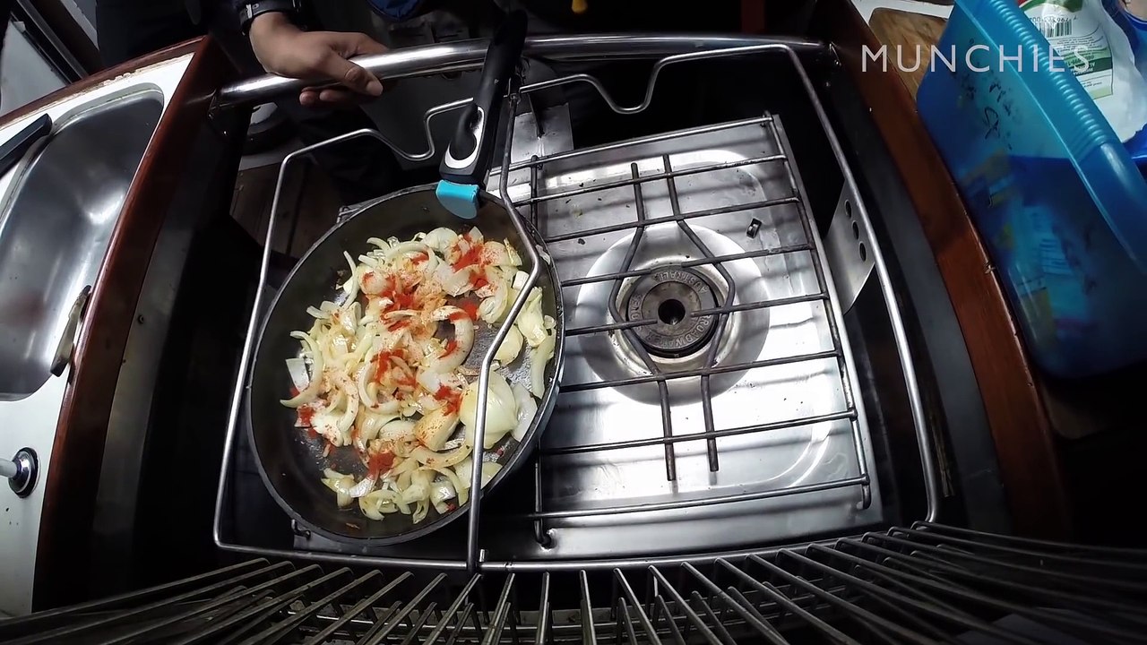 Cuisiner dans un voilier par gros temps...