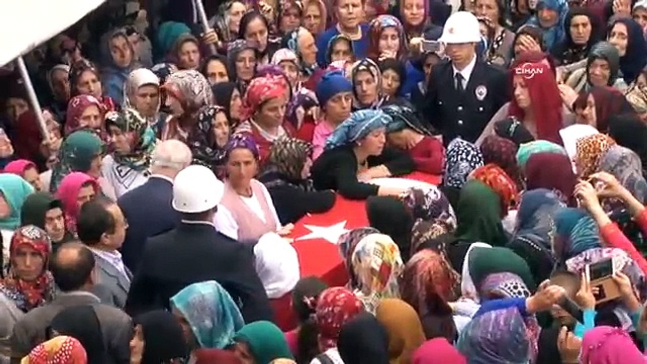 Şehit polis Yıldırım'ın cenazesinde Erdoğan ve Soylu'ya kadınlardan tepki