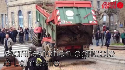 Download Video: Des gravats déversés à Lamballe devant la mairie par les agriculteurs