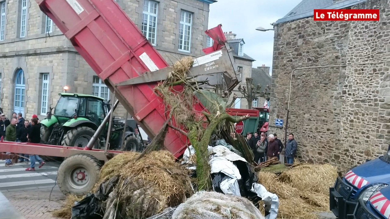 Lamballe. Les agriculteurs déversent des déchets devant la mairie