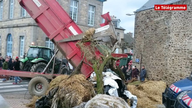 Lamballe. Les agriculteurs déversent des déchets devant la mairie