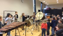 Des écoliers découvrent les instruments de musique
